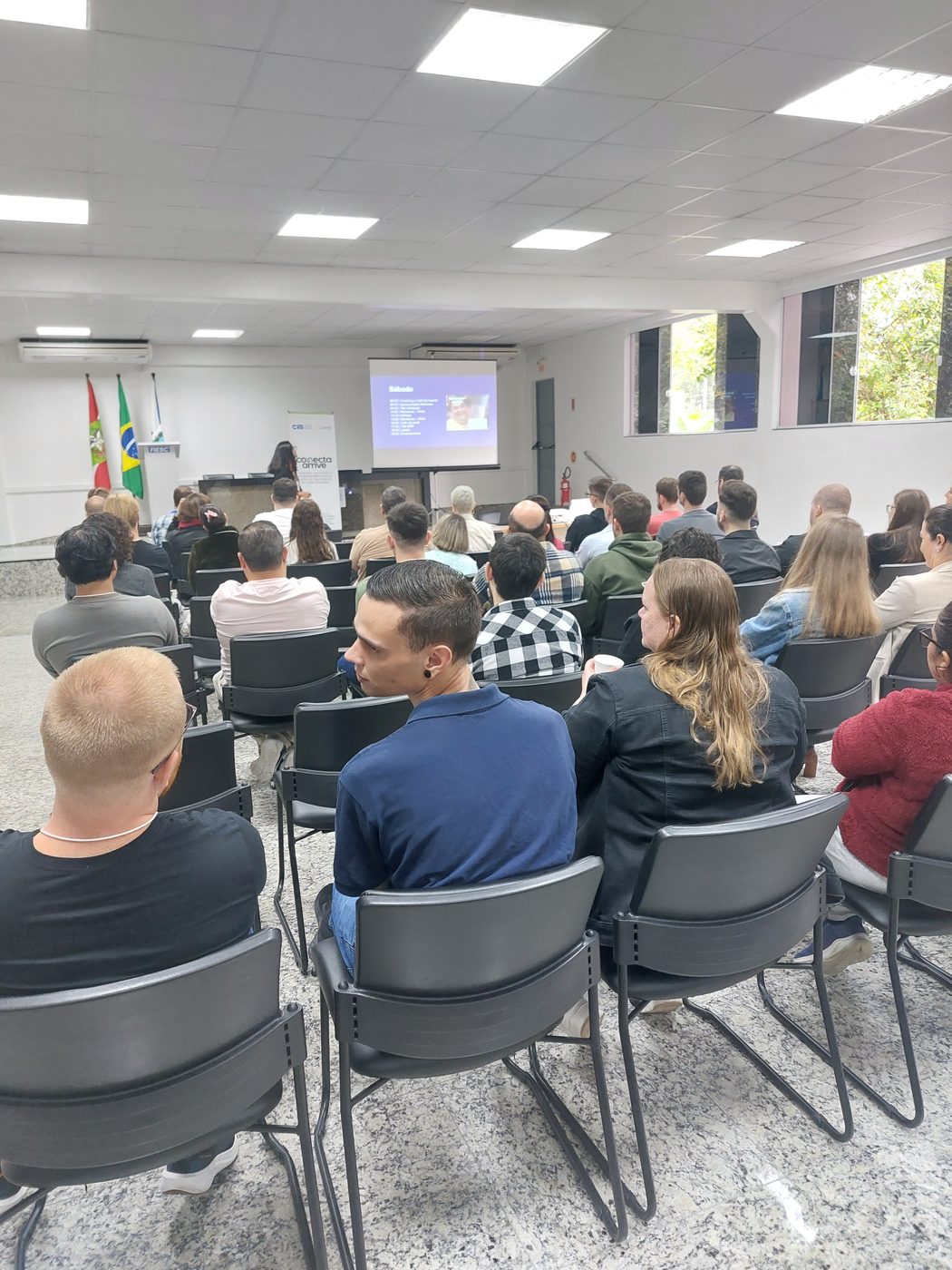 Plateia acompanhando uma talk durante o evento